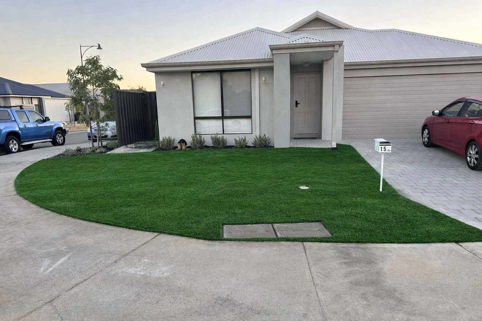 Front yard synthetic turf with curved edge and clean finish