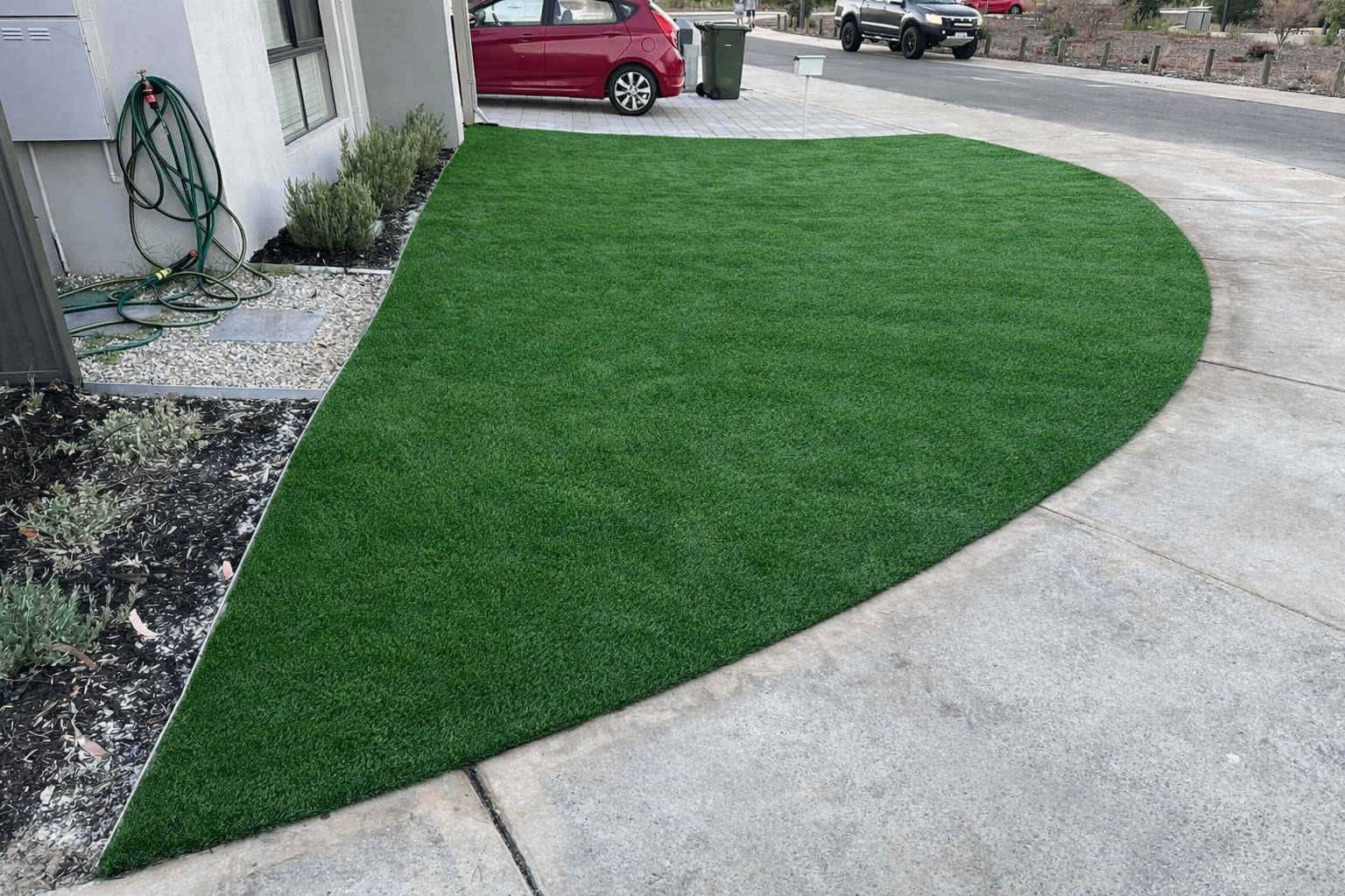 Driveway-side synthetic turf with precise curved cut